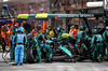 GP LAS VEGAS, Fernando Alonso (ESP) Aston Martin F1 Team AMR24 makes a pit stop.

23.11.2024. Formula 1 World Championship, Rd 22, Las Vegas Grand Prix, Las Vegas, Nevada, USA, Gara Day.

- www.xpbimages.com, EMail: requests@xpbimages.com © Copyright: Batchelor / XPB Images