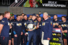 GP LAS VEGAS, Max Verstappen (NLD) Red Bull Racing celebrates his fourth World Champion with Dr Helmut Marko (AUT) Red Bull Motorsport Consultant e the team.

23.11.2024. Formula 1 World Championship, Rd 22, Las Vegas Grand Prix, Las Vegas, Nevada, USA, Gara Day.

- www.xpbimages.com, EMail: requests@xpbimages.com © Copyright: Moy / XPB Images