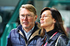 GP LAS VEGAS, Mika Hakkinen (FIN) with sua moglie Marketa Hakkinen (CZE).

23.11.2024. Formula 1 World Championship, Rd 22, Las Vegas Grand Prix, Las Vegas, Nevada, USA, Gara Day.

- www.xpbimages.com, EMail: requests@xpbimages.com © Copyright: Batchelor / XPB Images