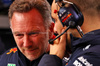 GP LAS VEGAS, Christian Horner (GBR) Red Bull Racing Team Principal with Gianpiero Lambiase (ITA) Red Bull Racing Engineer.

23.11.2024. Formula 1 World Championship, Rd 22, Las Vegas Grand Prix, Las Vegas, Nevada, USA, Gara Day.

 - www.xpbimages.com, EMail: requests@xpbimages.com © Copyright: Coates / XPB Images