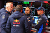 GP LAS VEGAS, (L to R): Dr Helmut Marko (AUT) Red Bull Motorsport Consultant; Gianpiero Lambiase (ITA) Red Bull Racing Engineer; e Max Verstappen (NLD) Red Bull Racing.

23.11.2024. Formula 1 World Championship, Rd 22, Las Vegas Grand Prix, Las Vegas, Nevada, USA, Gara Day.

 - www.xpbimages.com, EMail: requests@xpbimages.com © Copyright: Coates / XPB Images