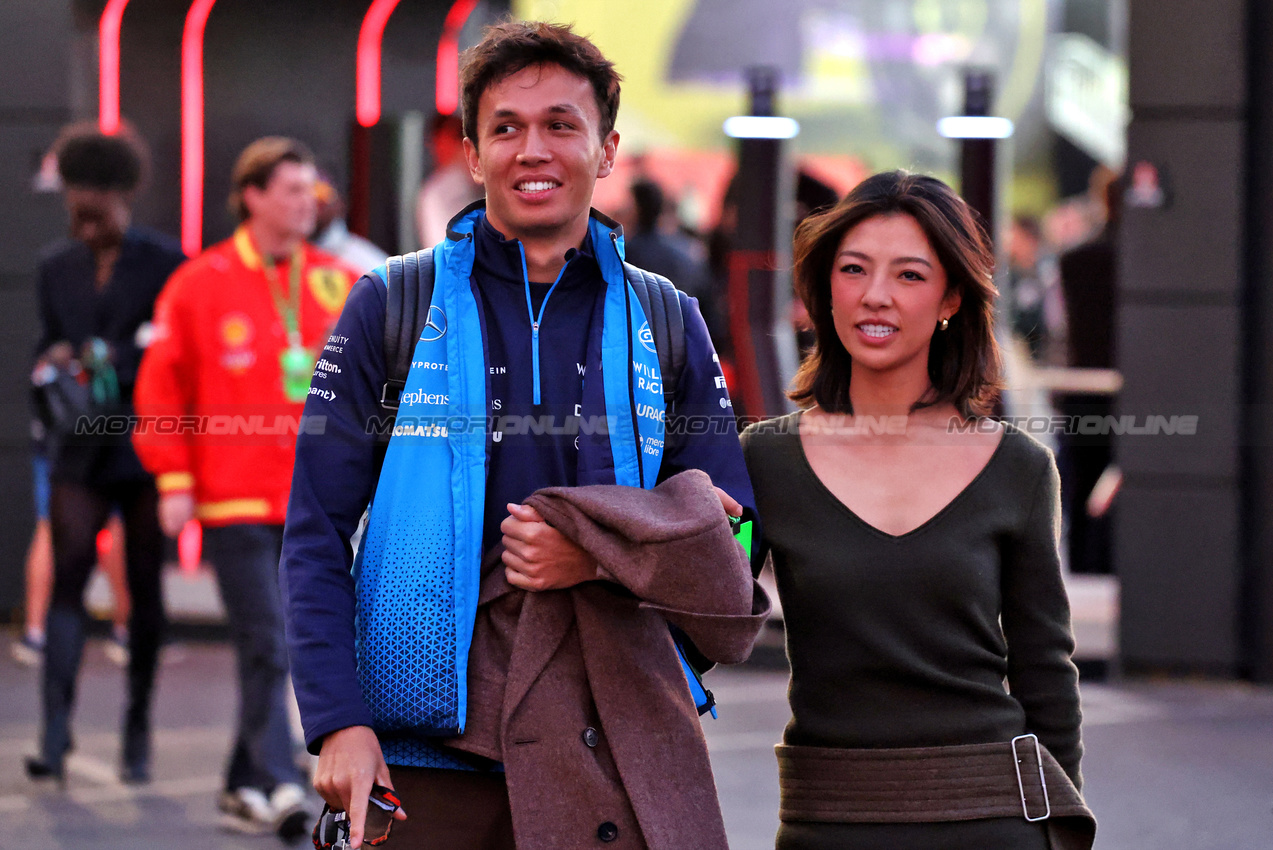 GP LAS VEGAS, (L to R): Alexander Albon (THA) Williams Racing with Domenica Muni Lily He (CHN) Professional Golfer.

22.11.2024. Formula 1 World Championship, Rd 22, Las Vegas Grand Prix, Las Vegas, Nevada, USA, Qualifiche Day.

- www.xpbimages.com, EMail: requests@xpbimages.com © Copyright: Moy / XPB Images
