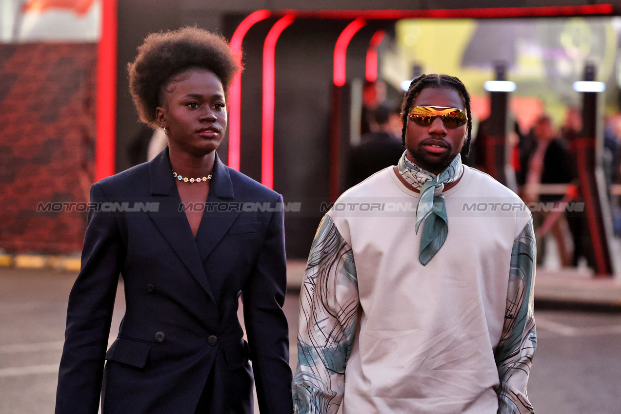GP LAS VEGAS, (L to R): Junelle Bromfield (JAM) Athlete with her boyfriend Noah Lyles (USA) Athlete.

22.11.2024. Formula 1 World Championship, Rd 22, Las Vegas Grand Prix, Las Vegas, Nevada, USA, Qualifiche Day.

- www.xpbimages.com, EMail: requests@xpbimages.com © Copyright: Moy / XPB Images