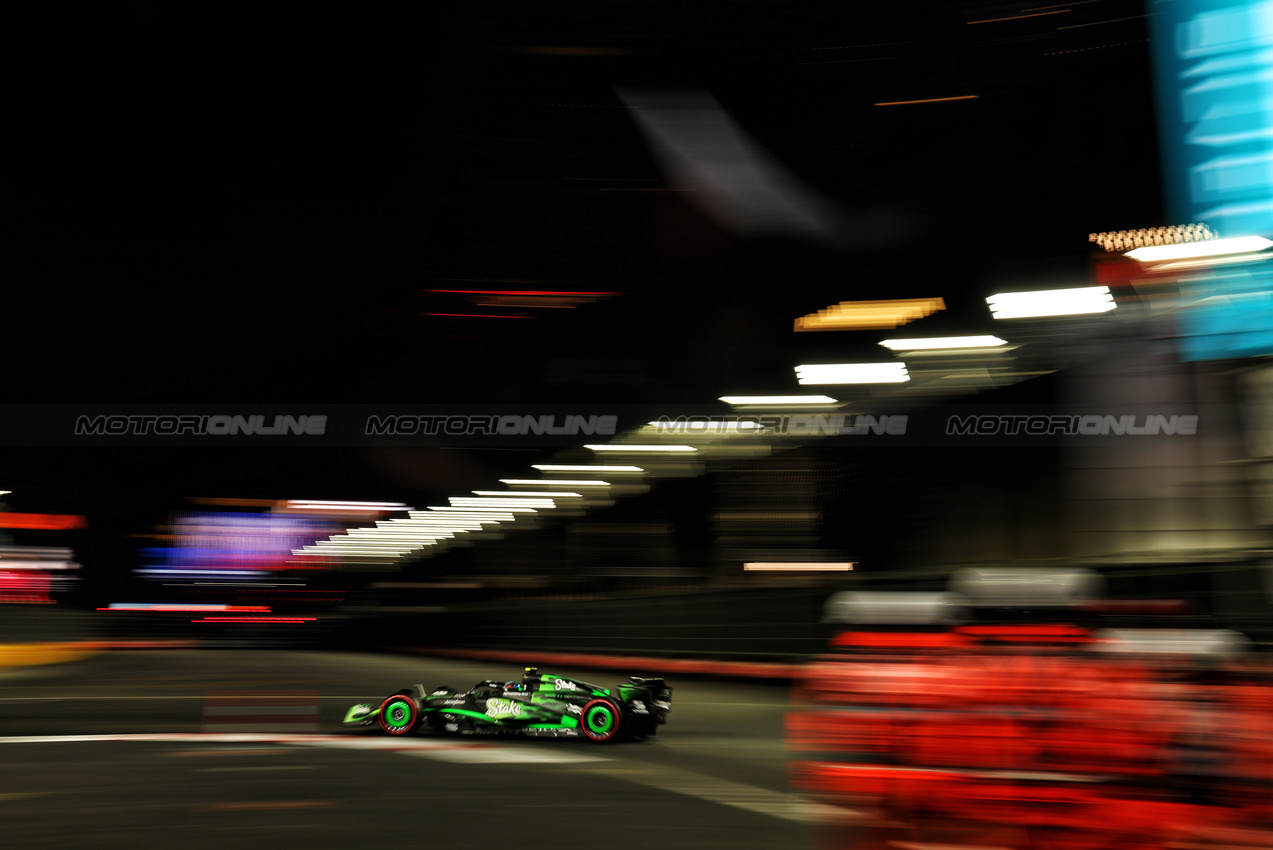 GP LAS VEGAS, Zhou Guanyu (CHN) Sauber C44.

22.11.2024. Formula 1 World Championship, Rd 22, Las Vegas Grand Prix, Las Vegas, Nevada, USA, Qualifiche Day.

- www.xpbimages.com, EMail: requests@xpbimages.com © Copyright: Charniaux / XPB Images