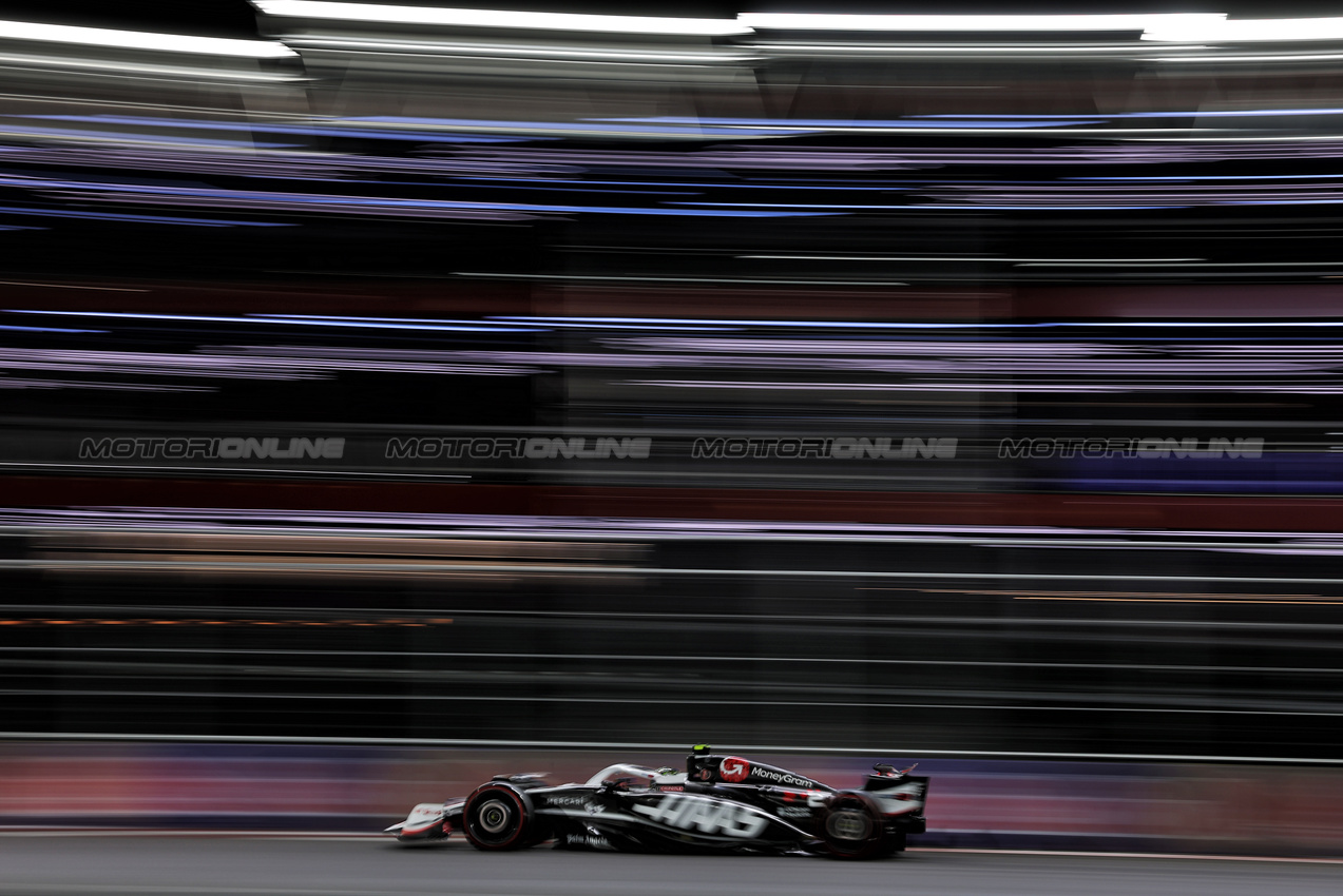 GP LAS VEGAS, Nico Hulkenberg (GER) Haas VF-24.

22.11.2024. Formula 1 World Championship, Rd 22, Las Vegas Grand Prix, Las Vegas, Nevada, USA, Qualifiche Day.

- www.xpbimages.com, EMail: requests@xpbimages.com © Copyright: Bearne / XPB Images
