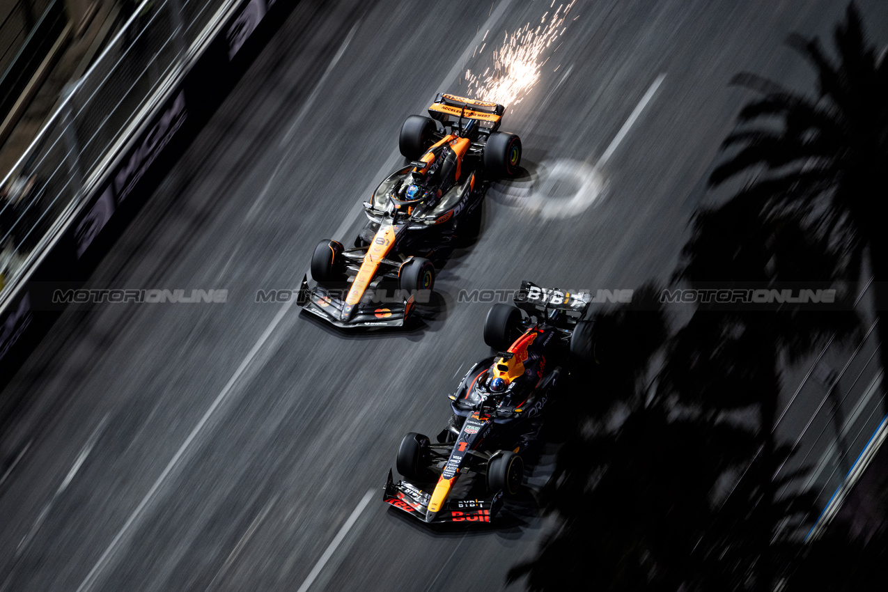 GP LAS VEGAS, Oscar Piastri (AUS) McLaren MCL38 e Max Verstappen (NLD) Red Bull Racing RB20.

22.11.2024. Formula 1 World Championship, Rd 22, Las Vegas Grand Prix, Las Vegas, Nevada, USA, Qualifiche Day.

- www.xpbimages.com, EMail: requests@xpbimages.com © Copyright: Price / XPB Images