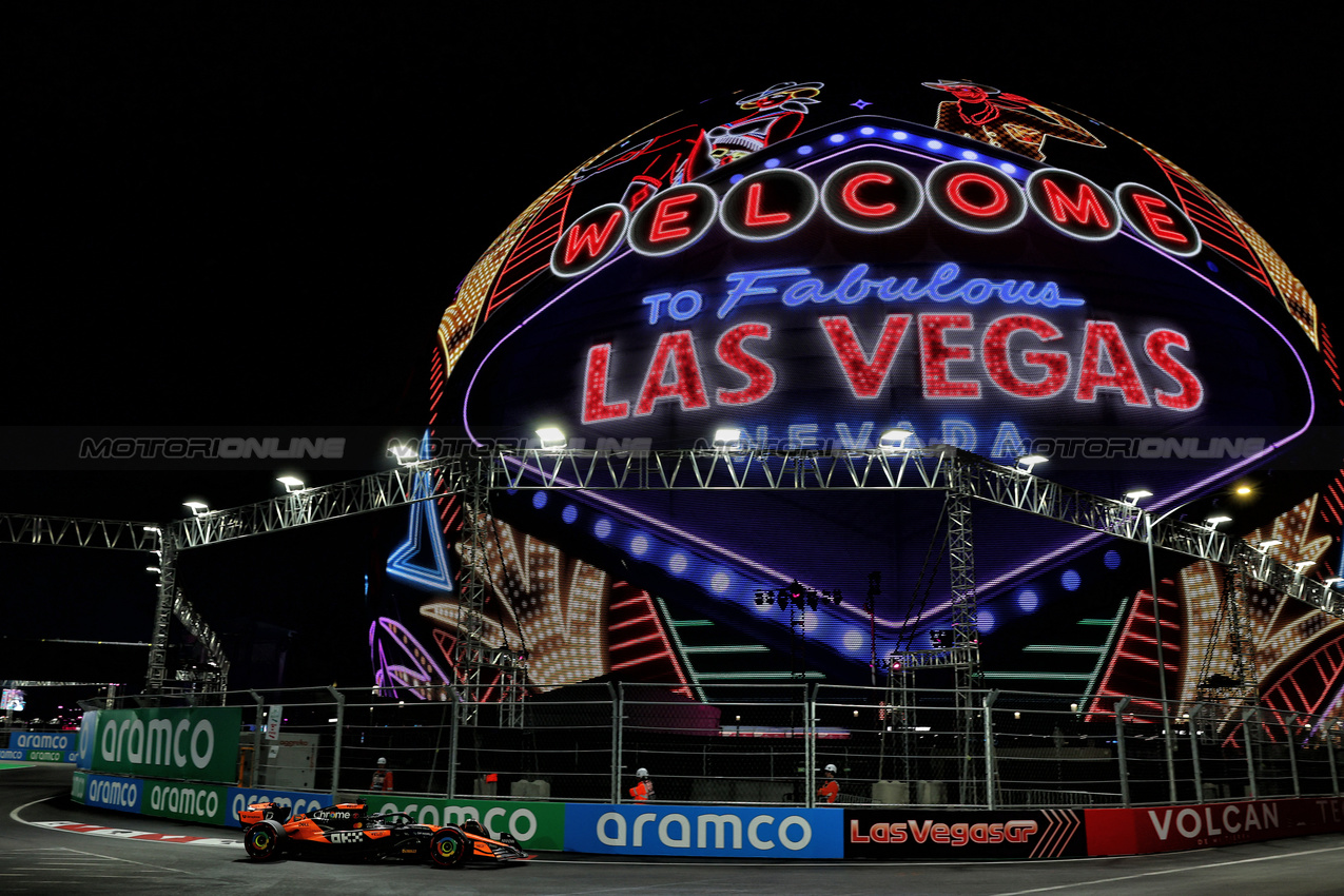 GP LAS VEGAS, Oscar Piastri (AUS) McLaren MCL38.

22.11.2024. Formula 1 World Championship, Rd 22, Las Vegas Grand Prix, Las Vegas, Nevada, USA, Qualifiche Day.

 - www.xpbimages.com, EMail: requests@xpbimages.com © Copyright: Coates / XPB Images