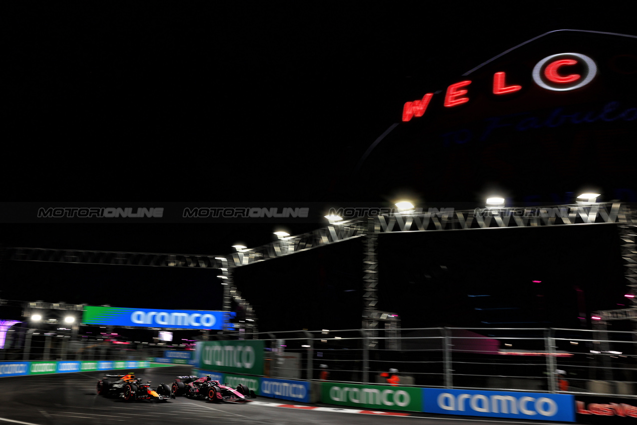 GP LAS VEGAS, Sergio Perez (MEX) Red Bull Racing RB20 e Pierre Gasly (FRA) Alpine F1 Team A524.

22.11.2024. Formula 1 World Championship, Rd 22, Las Vegas Grand Prix, Las Vegas, Nevada, USA, Qualifiche Day.

 - www.xpbimages.com, EMail: requests@xpbimages.com © Copyright: Coates / XPB Images