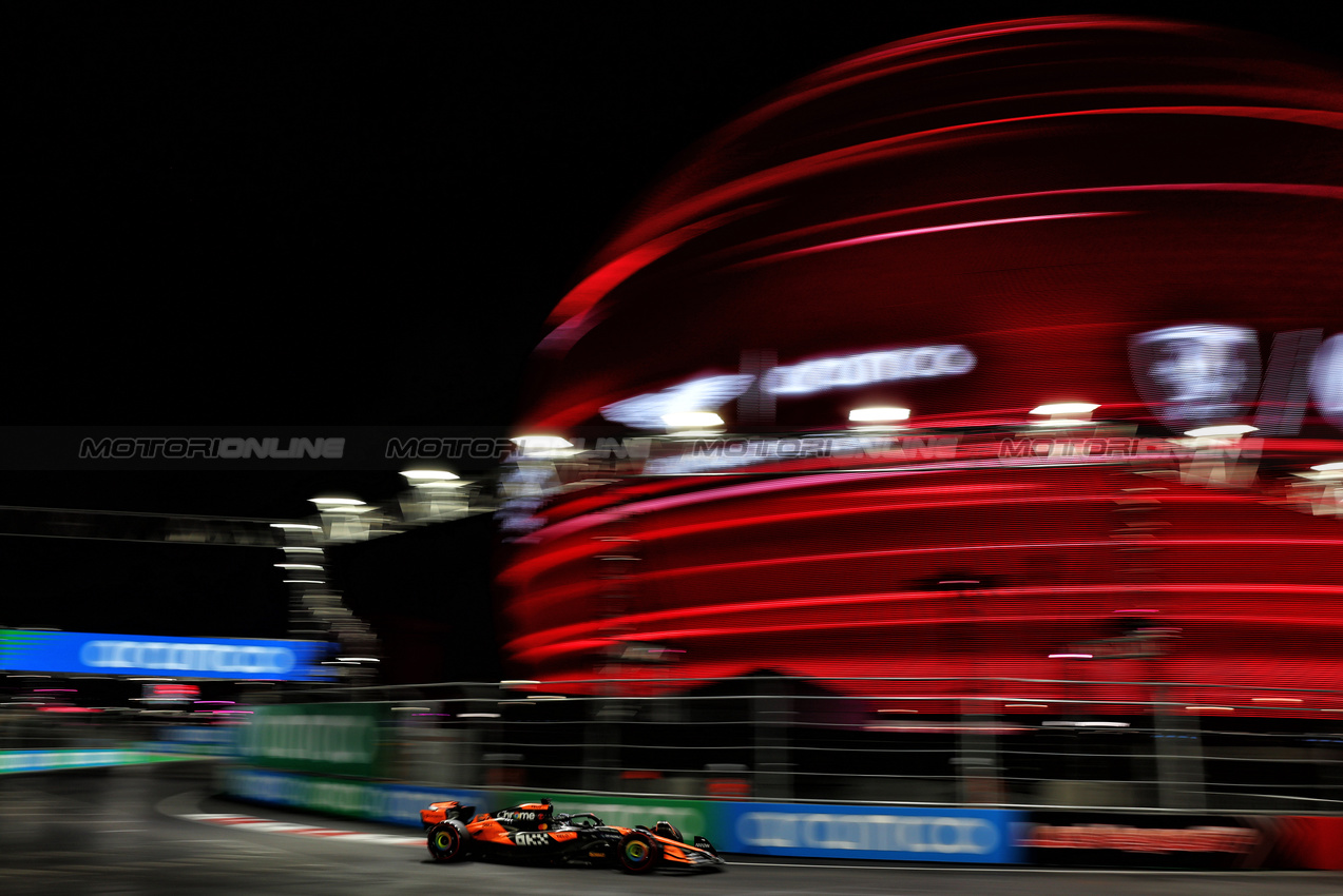 GP LAS VEGAS, Oscar Piastri (AUS) McLaren MCL38.

22.11.2024. Formula 1 World Championship, Rd 22, Las Vegas Grand Prix, Las Vegas, Nevada, USA, Qualifiche Day.

 - www.xpbimages.com, EMail: requests@xpbimages.com © Copyright: Coates / XPB Images