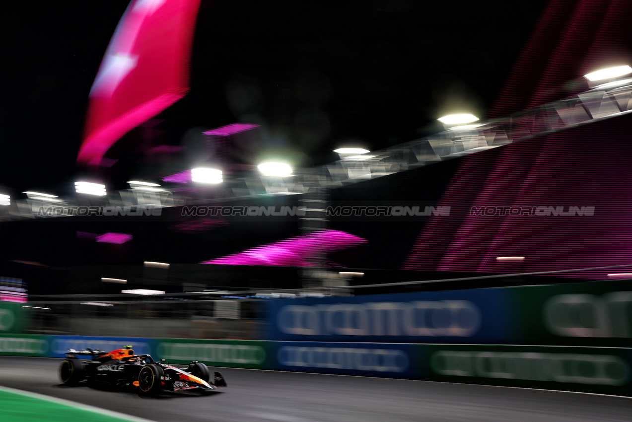 GP LAS VEGAS, Sergio Perez (MEX) Red Bull Racing RB20.

22.11.2024. Formula 1 World Championship, Rd 22, Las Vegas Grand Prix, Las Vegas, Nevada, USA, Qualifiche Day.

 - www.xpbimages.com, EMail: requests@xpbimages.com © Copyright: Coates / XPB Images