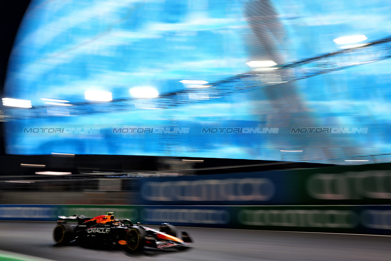 GP LAS VEGAS, Sergio Perez (MEX) Red Bull Racing RB20.

22.11.2024. Formula 1 World Championship, Rd 22, Las Vegas Grand Prix, Las Vegas, Nevada, USA, Qualifiche Day.

 - www.xpbimages.com, EMail: requests@xpbimages.com © Copyright: Coates / XPB Images