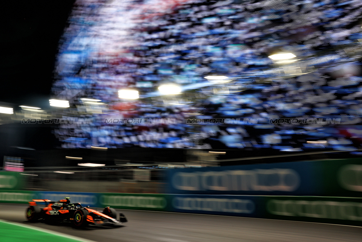 GP LAS VEGAS, Lando Norris (GBR) McLaren MCL38.

22.11.2024. Formula 1 World Championship, Rd 22, Las Vegas Grand Prix, Las Vegas, Nevada, USA, Qualifiche Day.

 - www.xpbimages.com, EMail: requests@xpbimages.com © Copyright: Coates / XPB Images