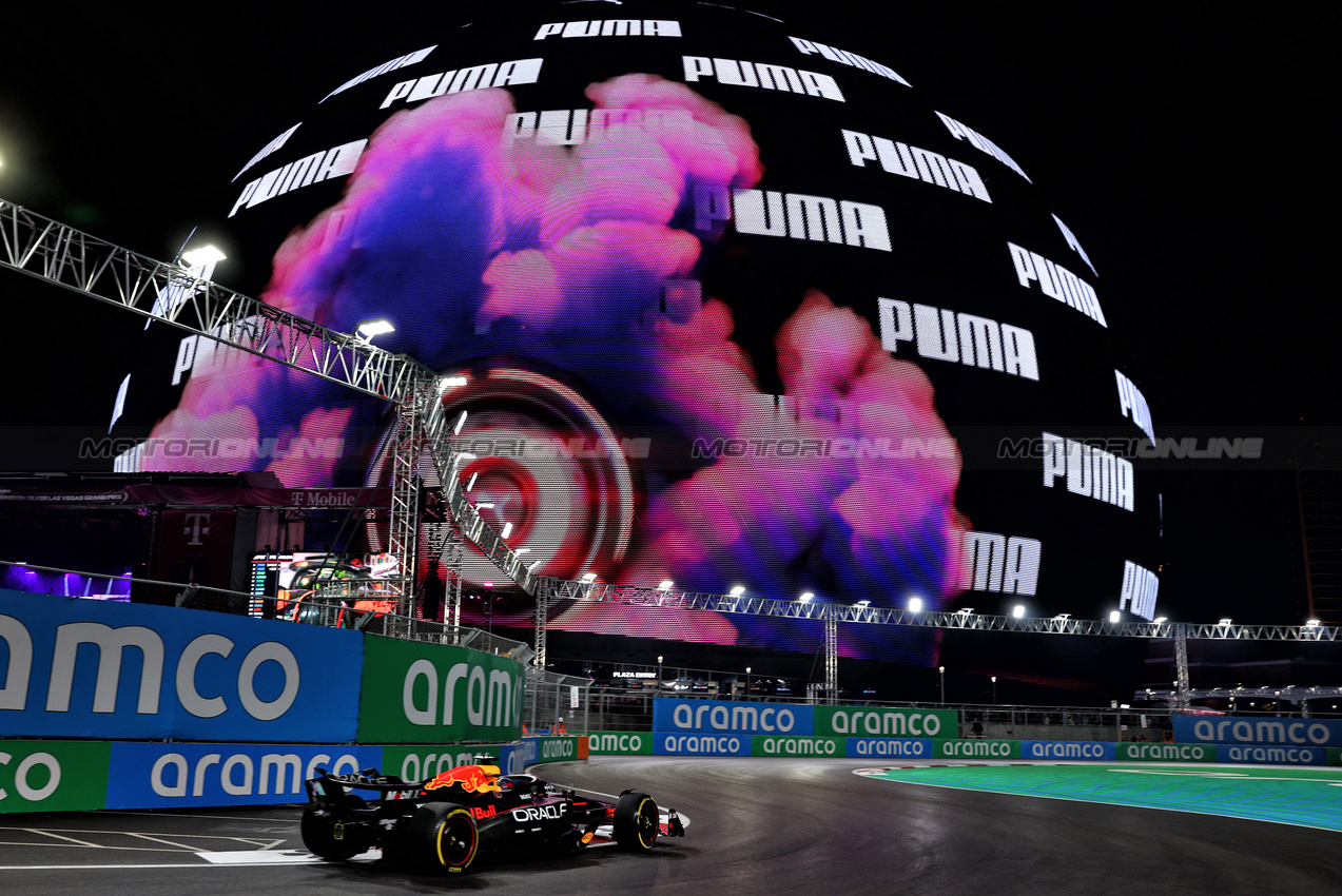 GP LAS VEGAS, Max Verstappen (NLD) Red Bull Racing RB20.

22.11.2024. Formula 1 World Championship, Rd 22, Las Vegas Grand Prix, Las Vegas, Nevada, USA, Qualifiche Day.

 - www.xpbimages.com, EMail: requests@xpbimages.com © Copyright: Coates / XPB Images