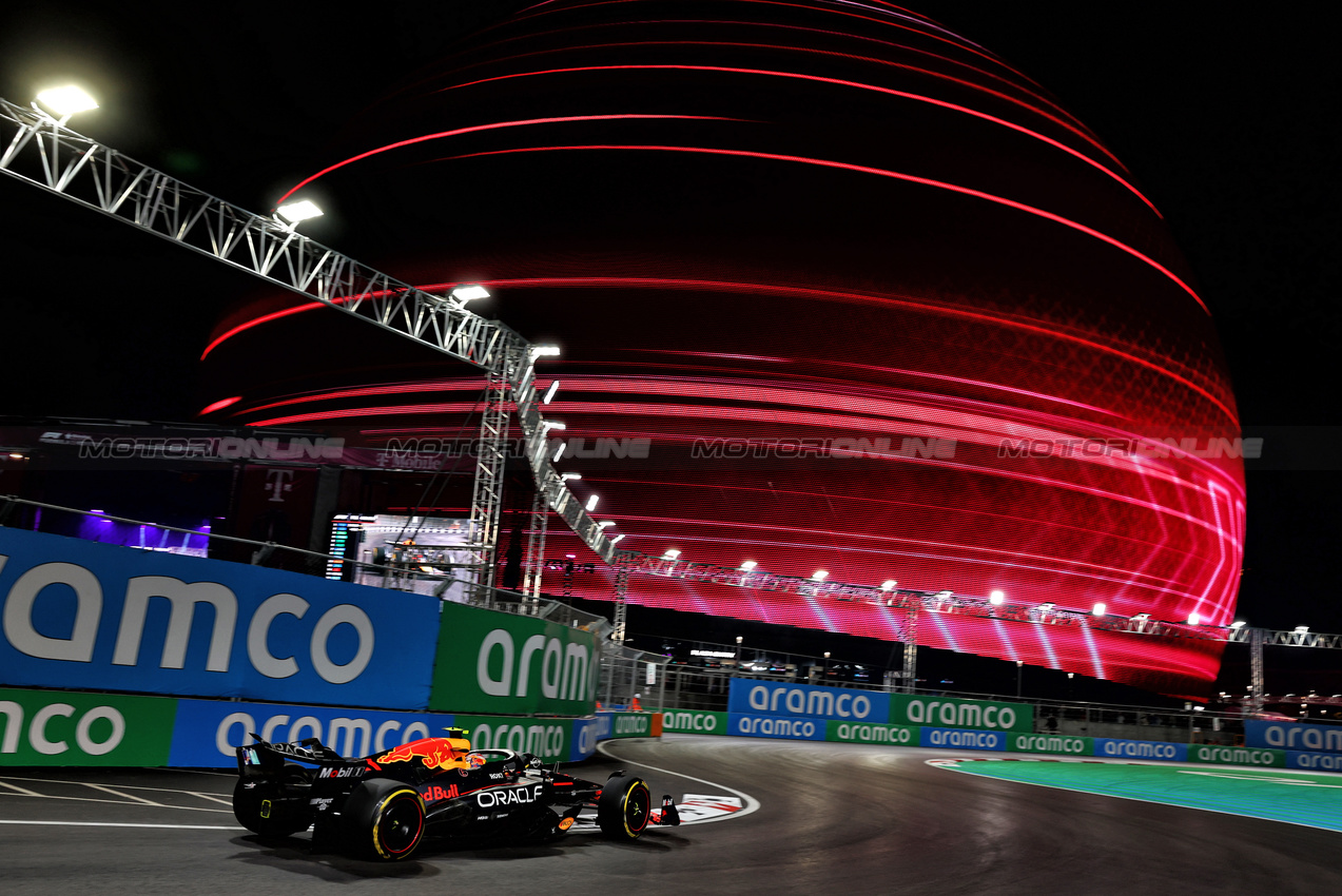 GP LAS VEGAS, Sergio Perez (MEX) Red Bull Racing RB20.

22.11.2024. Formula 1 World Championship, Rd 22, Las Vegas Grand Prix, Las Vegas, Nevada, USA, Qualifiche Day.

 - www.xpbimages.com, EMail: requests@xpbimages.com © Copyright: Coates / XPB Images