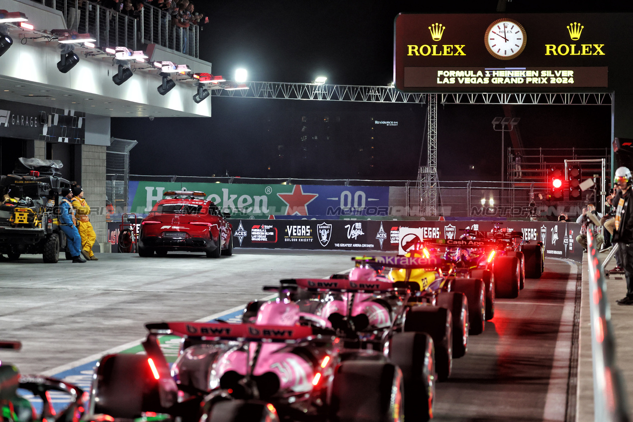 GP LAS VEGAS, Cars at the end of the pit lane before the partenza of qualifying.

22.11.2024. Formula 1 World Championship, Rd 22, Las Vegas Grand Prix, Las Vegas, Nevada, USA, Qualifiche Day.

- www.xpbimages.com, EMail: requests@xpbimages.com © Copyright: Batchelor / XPB Images
