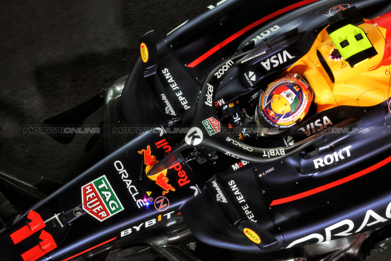 GP LAS VEGAS, Sergio Perez (MEX) Red Bull Racing RB20.

22.11.2024. Formula 1 World Championship, Rd 22, Las Vegas Grand Prix, Las Vegas, Nevada, USA, Qualifiche Day.

- www.xpbimages.com, EMail: requests@xpbimages.com © Copyright: Bearne / XPB Images