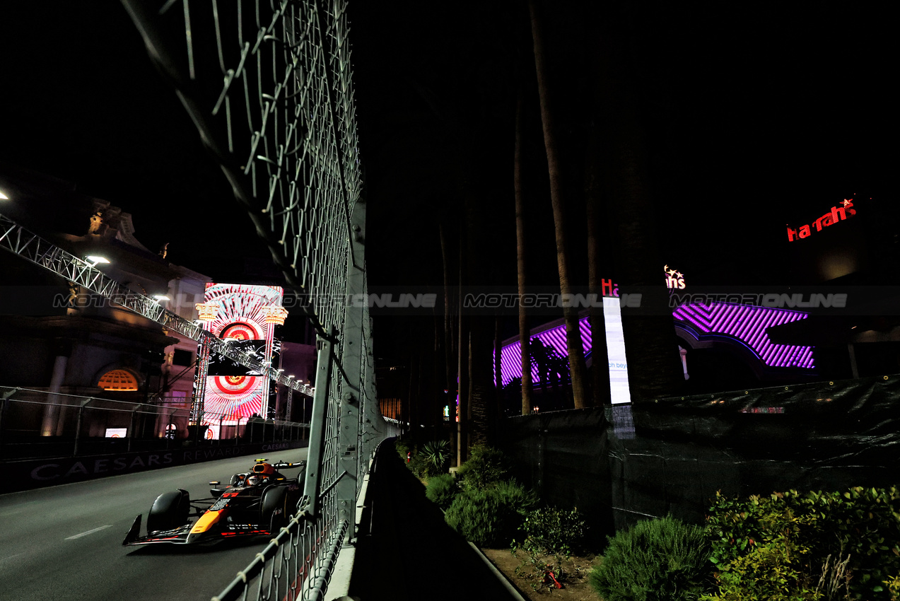 GP LAS VEGAS, Sergio Perez (MEX) Red Bull Racing RB20.

22.11.2024. Formula 1 World Championship, Rd 22, Las Vegas Grand Prix, Las Vegas, Nevada, USA, Qualifiche Day.

- www.xpbimages.com, EMail: requests@xpbimages.com © Copyright: Charniaux / XPB Images
