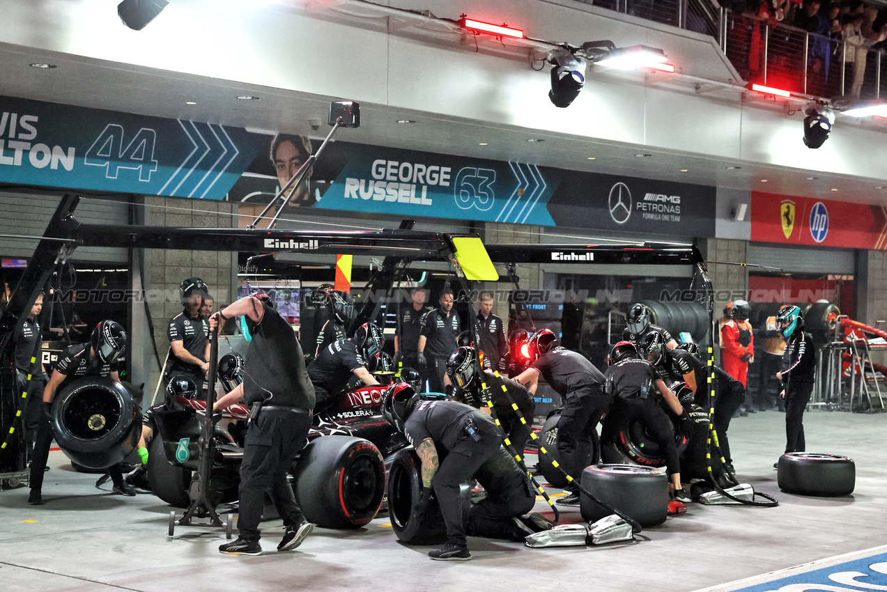 GP LAS VEGAS, Lewis Hamilton (GBR) Mercedes AMG F1 W15 makes a pit stop.

22.11.2024. Formula 1 World Championship, Rd 22, Las Vegas Grand Prix, Las Vegas, Nevada, USA, Qualifiche Day.

- www.xpbimages.com, EMail: requests@xpbimages.com © Copyright: Batchelor / XPB Images