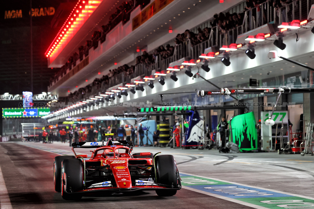 GP LAS VEGAS, Carlos Sainz Jr (ESP) Ferrari SF-24 leaves the pits.

22.11.2024. Formula 1 World Championship, Rd 22, Las Vegas Grand Prix, Las Vegas, Nevada, USA, Qualifiche Day.

- www.xpbimages.com, EMail: requests@xpbimages.com © Copyright: Batchelor / XPB Images