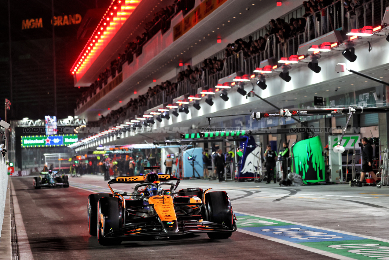 GP LAS VEGAS, Oscar Piastri (AUS) McLaren MCL38 leaves the pits.

22.11.2024. Formula 1 World Championship, Rd 22, Las Vegas Grand Prix, Las Vegas, Nevada, USA, Qualifiche Day.

- www.xpbimages.com, EMail: requests@xpbimages.com © Copyright: Batchelor / XPB Images