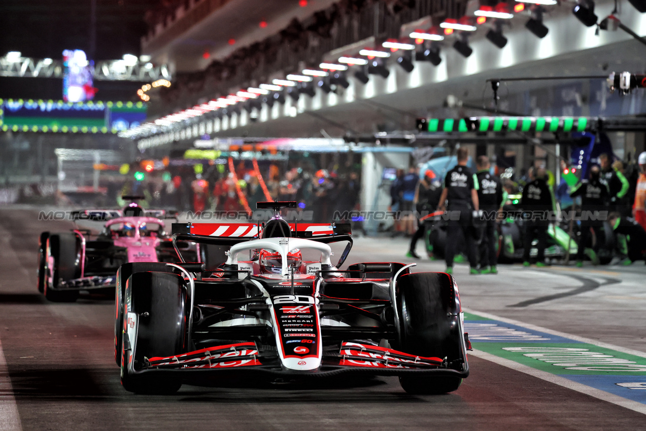 GP LAS VEGAS, Kevin Magnussen (DEN) Haas VF-24 in the pits.

22.11.2024. Formula 1 World Championship, Rd 22, Las Vegas Grand Prix, Las Vegas, Nevada, USA, Qualifiche Day.

- www.xpbimages.com, EMail: requests@xpbimages.com © Copyright: Batchelor / XPB Images