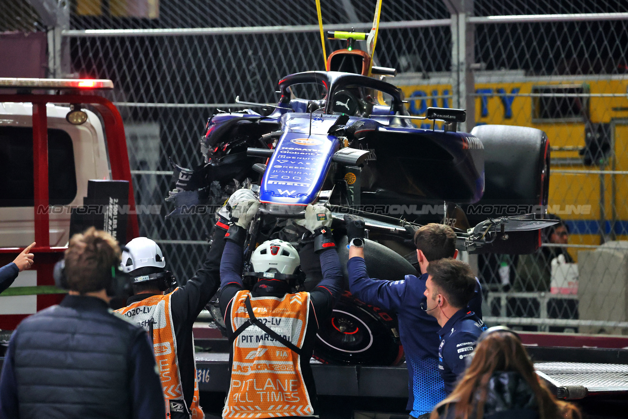GP LAS VEGAS, The Williams Racing FW46 of Franco Colapinto (ARG) is recovered back to the pits on the back of a truck after he crashed in qualifying.

22.11.2024. Formula 1 World Championship, Rd 22, Las Vegas Grand Prix, Las Vegas, Nevada, USA, Qualifiche Day.

- www.xpbimages.com, EMail: requests@xpbimages.com © Copyright: Batchelor / XPB Images