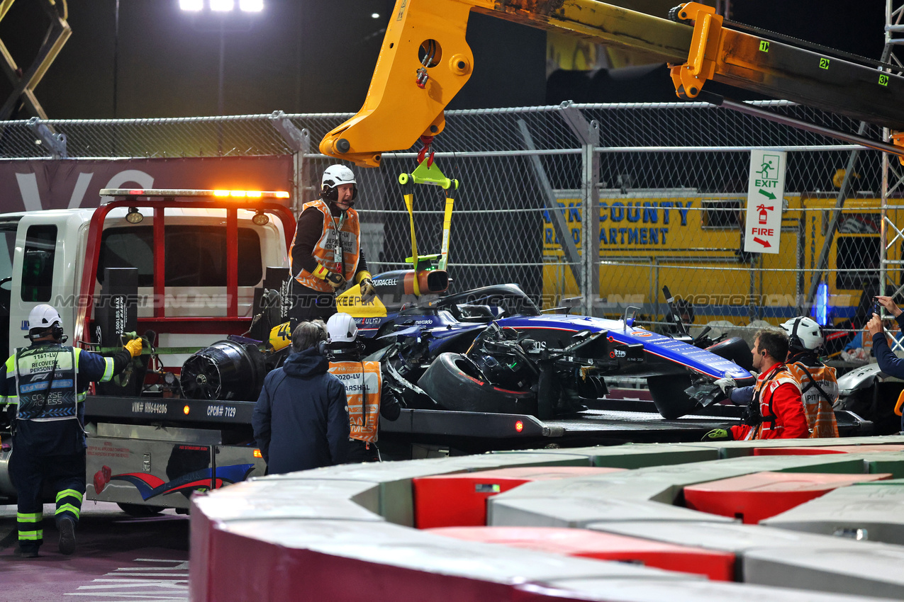 GP LAS VEGAS, The Williams Racing FW46 of Franco Colapinto (ARG) is recovered back to the pits on the back of a truck after he crashed in qualifying.

22.11.2024. Formula 1 World Championship, Rd 22, Las Vegas Grand Prix, Las Vegas, Nevada, USA, Qualifiche Day.

- www.xpbimages.com, EMail: requests@xpbimages.com © Copyright: Batchelor / XPB Images