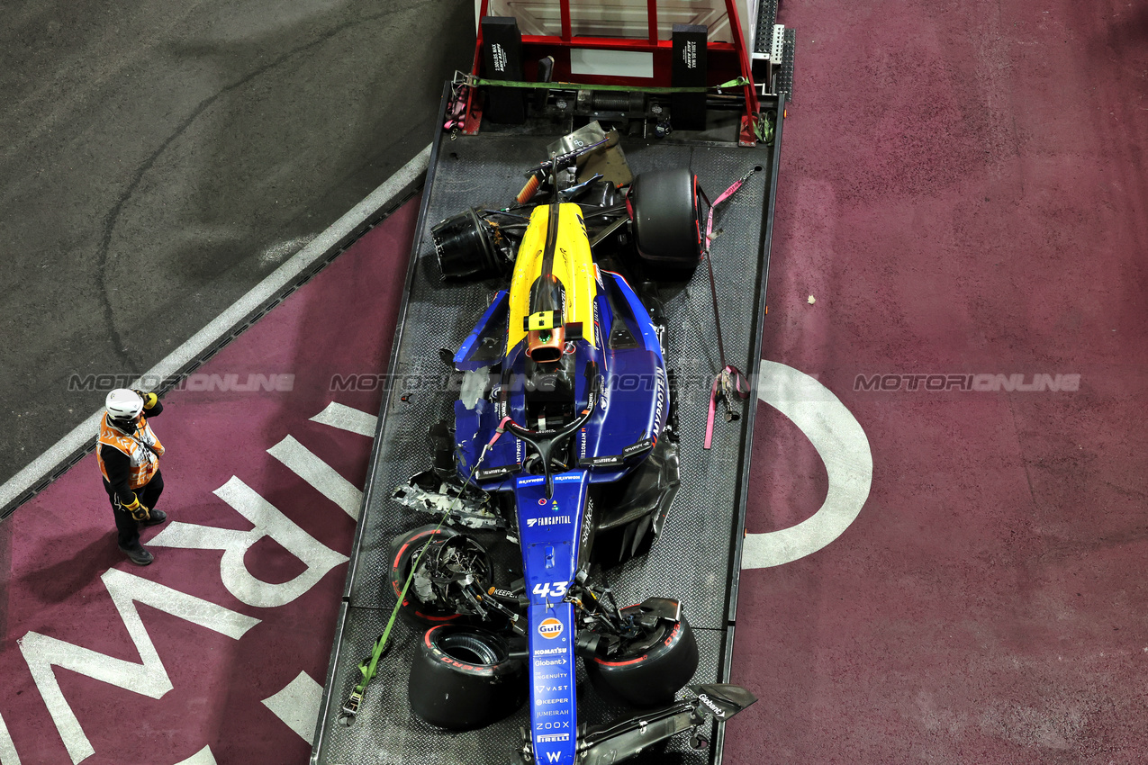 GP LAS VEGAS, The Williams Racing FW46 of Franco Colapinto (ARG) is recovered back to the pits on the back of a truck after he crashed in qualifying.

22.11.2024. Formula 1 World Championship, Rd 22, Las Vegas Grand Prix, Las Vegas, Nevada, USA, Qualifiche Day.

- www.xpbimages.com, EMail: requests@xpbimages.com © Copyright: Bearne / XPB Images