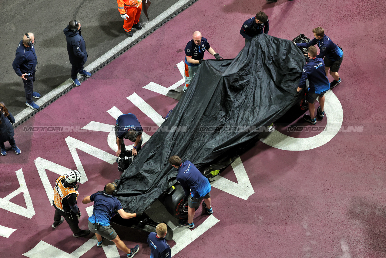 GP LAS VEGAS, The Williams Racing FW46 of Franco Colapinto (ARG) is recovered back to the pits after he crashed in qualifying.

22.11.2024. Formula 1 World Championship, Rd 22, Las Vegas Grand Prix, Las Vegas, Nevada, USA, Qualifiche Day.

- www.xpbimages.com, EMail: requests@xpbimages.com © Copyright: Bearne / XPB Images