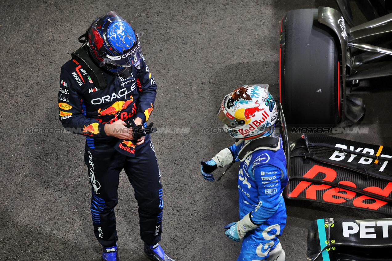 GP LAS VEGAS, (L to R): Max Verstappen (NLD) Red Bull Racing e Yuki Tsunoda (JPN) RB in qualifying parc ferme.

22.11.2024. Formula 1 World Championship, Rd 22, Las Vegas Grand Prix, Las Vegas, Nevada, USA, Qualifiche Day.

- www.xpbimages.com, EMail: requests@xpbimages.com © Copyright: Bearne / XPB Images