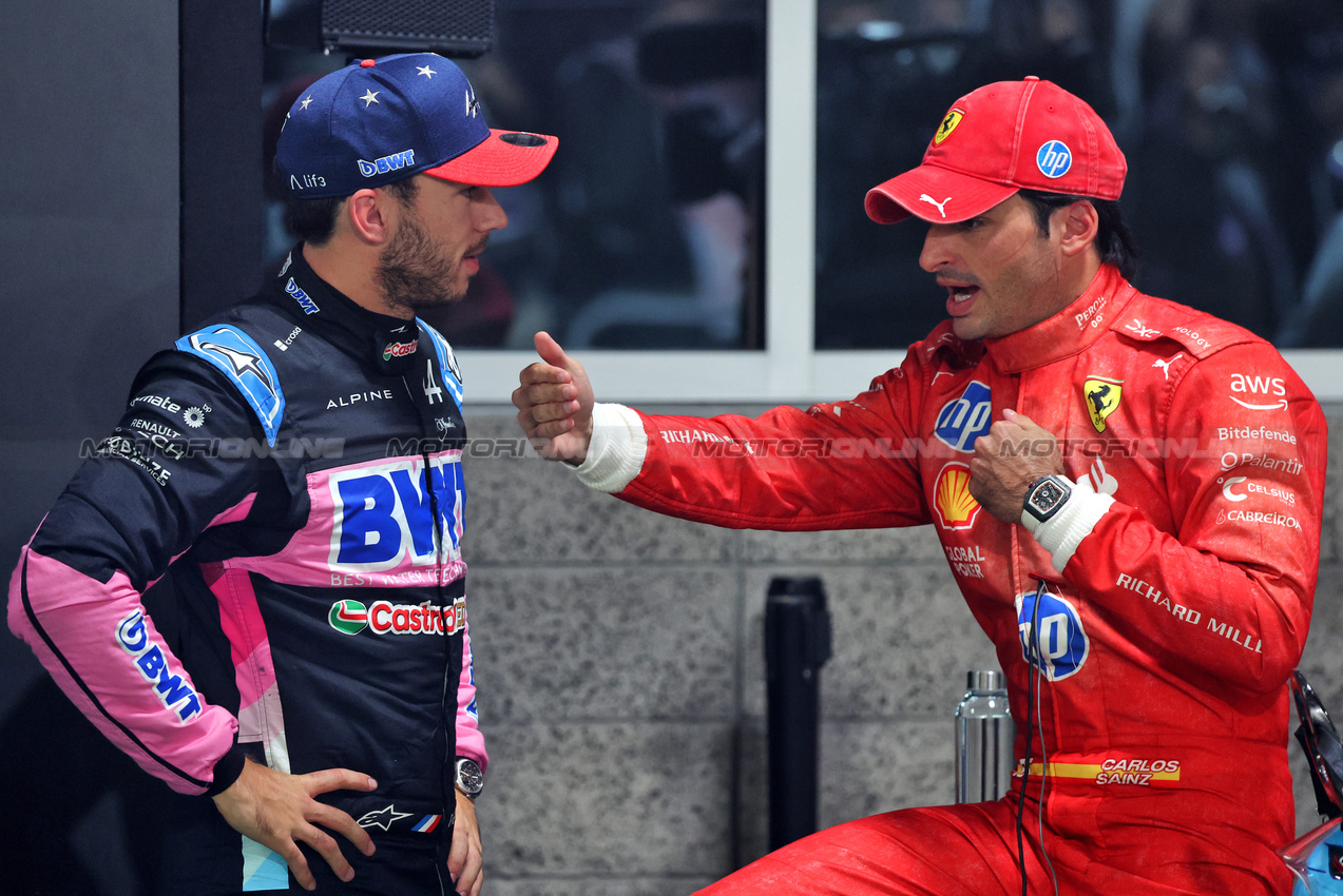 GP LAS VEGAS, (L to R): third placed Pierre Gasly (FRA) Alpine F1 Team with second placed Carlos Sainz Jr (ESP) Ferrari in qualifying parc ferme.

22.11.2024. Formula 1 World Championship, Rd 22, Las Vegas Grand Prix, Las Vegas, Nevada, USA, Qualifiche Day.

- www.xpbimages.com, EMail: requests@xpbimages.com © Copyright: Batchelor / XPB Images