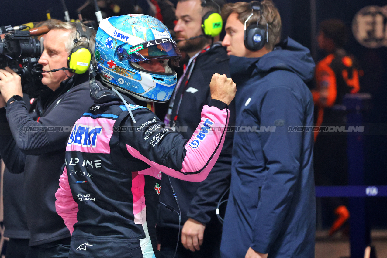 GP LAS VEGAS, Pierre Gasly (FRA) Alpine F1 Team celebrates his third position in qualifying parc ferme.

22.11.2024. Formula 1 World Championship, Rd 22, Las Vegas Grand Prix, Las Vegas, Nevada, USA, Qualifiche Day.

- www.xpbimages.com, EMail: requests@xpbimages.com © Copyright: Batchelor / XPB Images