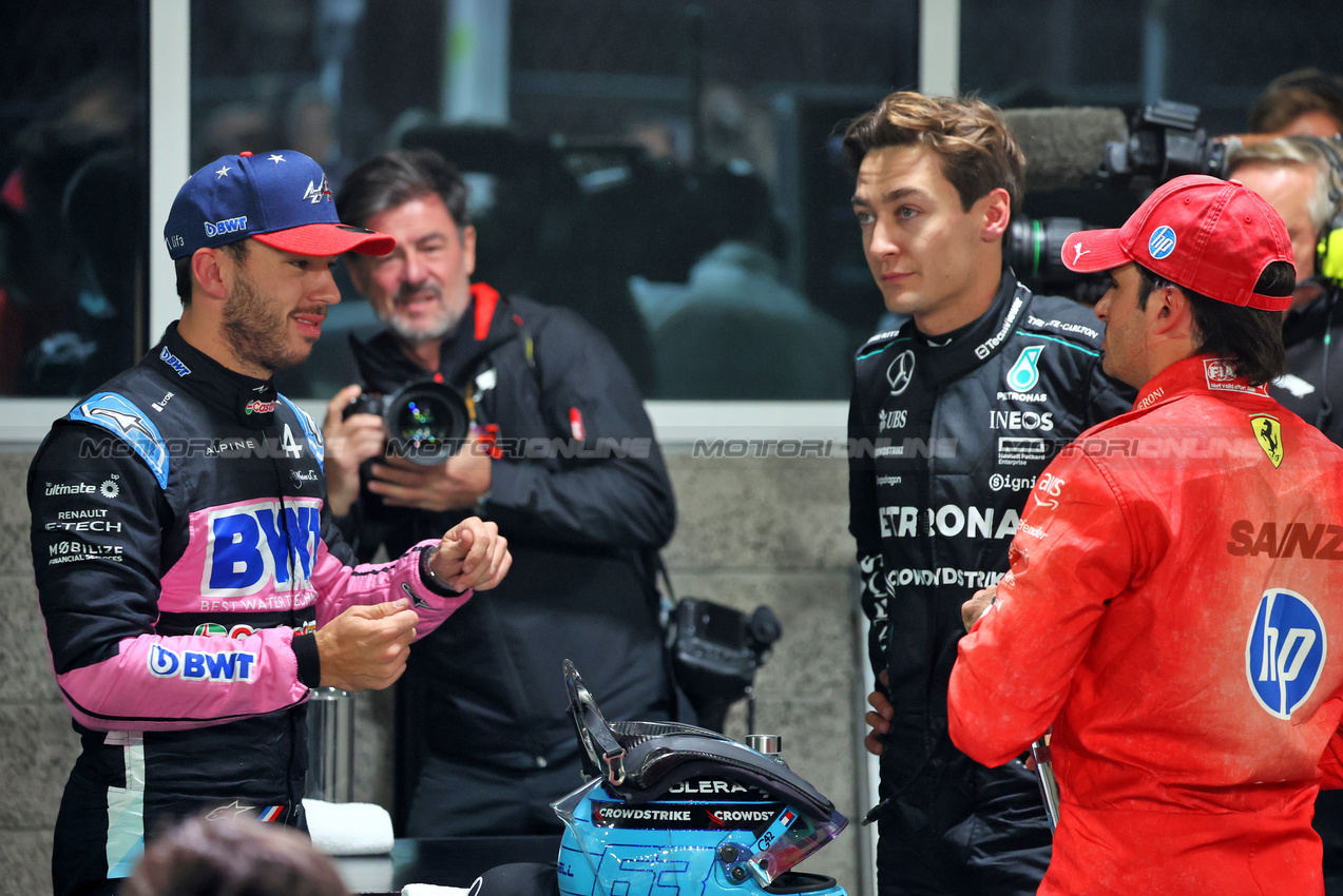 GP LAS VEGAS, (L to R): third placed Pierre Gasly (FRA) Alpine F1 Team with pole sitter George Russell (GBR) Mercedes AMG F1 e second placed Carlos Sainz Jr (ESP) Ferrari in qualifying parc ferme.

22.11.2024. Formula 1 World Championship, Rd 22, Las Vegas Grand Prix, Las Vegas, Nevada, USA, Qualifiche Day.

- www.xpbimages.com, EMail: requests@xpbimages.com © Copyright: Batchelor / XPB Images