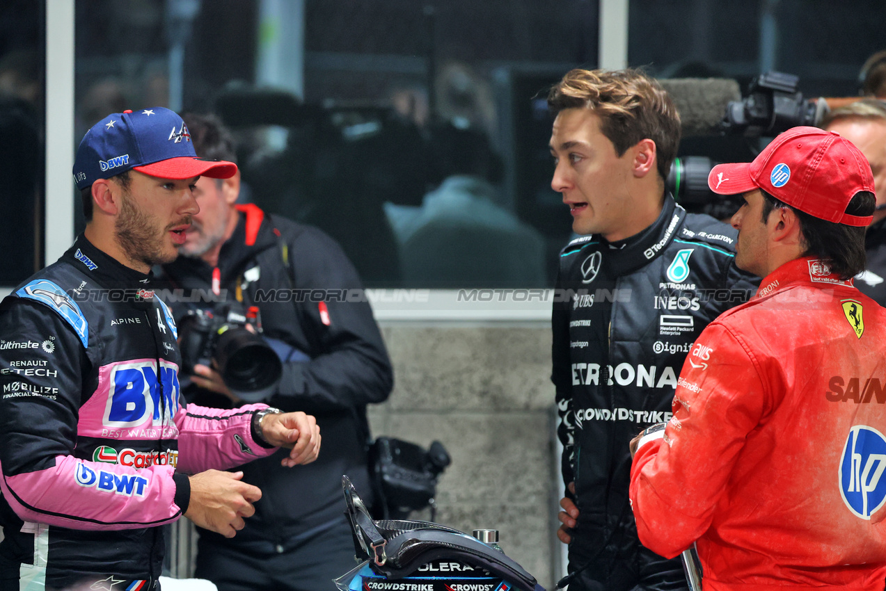 GP LAS VEGAS, (L to R): third placed Pierre Gasly (FRA) Alpine F1 Team with pole sitter George Russell (GBR) Mercedes AMG F1 e second placed Carlos Sainz Jr (ESP) Ferrari in qualifying parc ferme.

22.11.2024. Formula 1 World Championship, Rd 22, Las Vegas Grand Prix, Las Vegas, Nevada, USA, Qualifiche Day.

- www.xpbimages.com, EMail: requests@xpbimages.com © Copyright: Batchelor / XPB Images