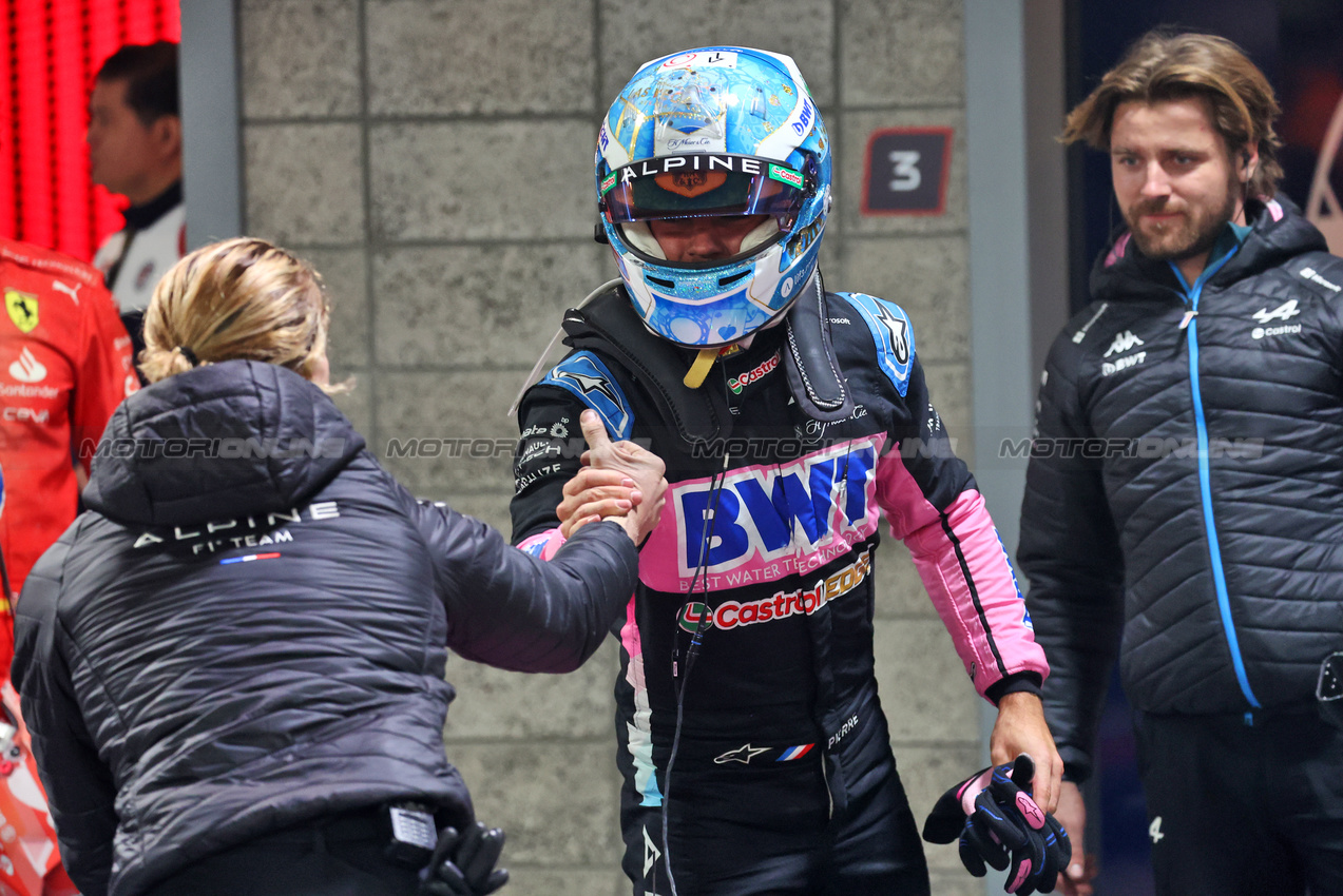 GP LAS VEGAS, Pierre Gasly (FRA) Alpine F1 Team celebrates his third position in qualifying parc ferme.

22.11.2024. Formula 1 World Championship, Rd 22, Las Vegas Grand Prix, Las Vegas, Nevada, USA, Qualifiche Day.

- www.xpbimages.com, EMail: requests@xpbimages.com © Copyright: Batchelor / XPB Images