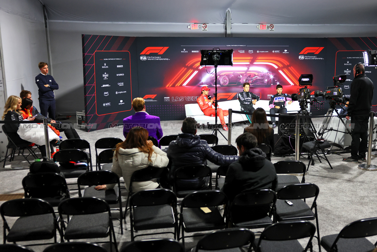 GP LAS VEGAS, Qualifiche top three in the FIA Press Conference (L to R): Carlos Sainz Jr (ESP) Ferrari; George Russell (GBR) Mercedes AMG F1; Pierre Gasly (FRA) Alpine F1 Team.

22.11.2024. Formula 1 World Championship, Rd 22, Las Vegas Grand Prix, Las Vegas, Nevada, USA, Qualifiche Day.

- www.xpbimages.com, EMail: requests@xpbimages.com © Copyright: Batchelor / XPB Images