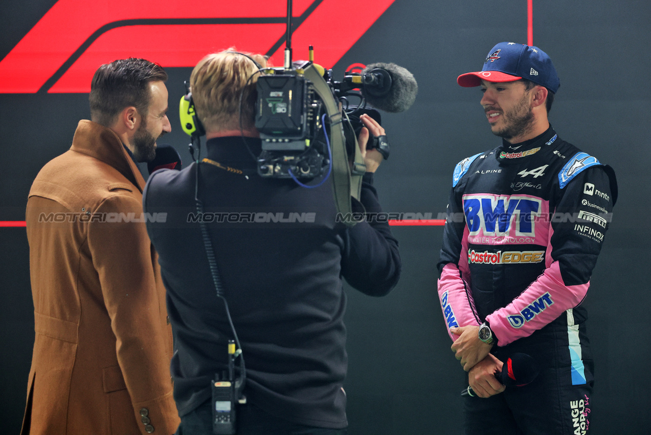 GP LAS VEGAS, Third placed Pierre Gasly (FRA) Alpine F1 Team in qualifying parc ferme with James Hinchcliffe (CDN) F1 Digital Presenter.

22.11.2024. Formula 1 World Championship, Rd 22, Las Vegas Grand Prix, Las Vegas, Nevada, USA, Qualifiche Day.

- www.xpbimages.com, EMail: requests@xpbimages.com © Copyright: Batchelor / XPB Images
