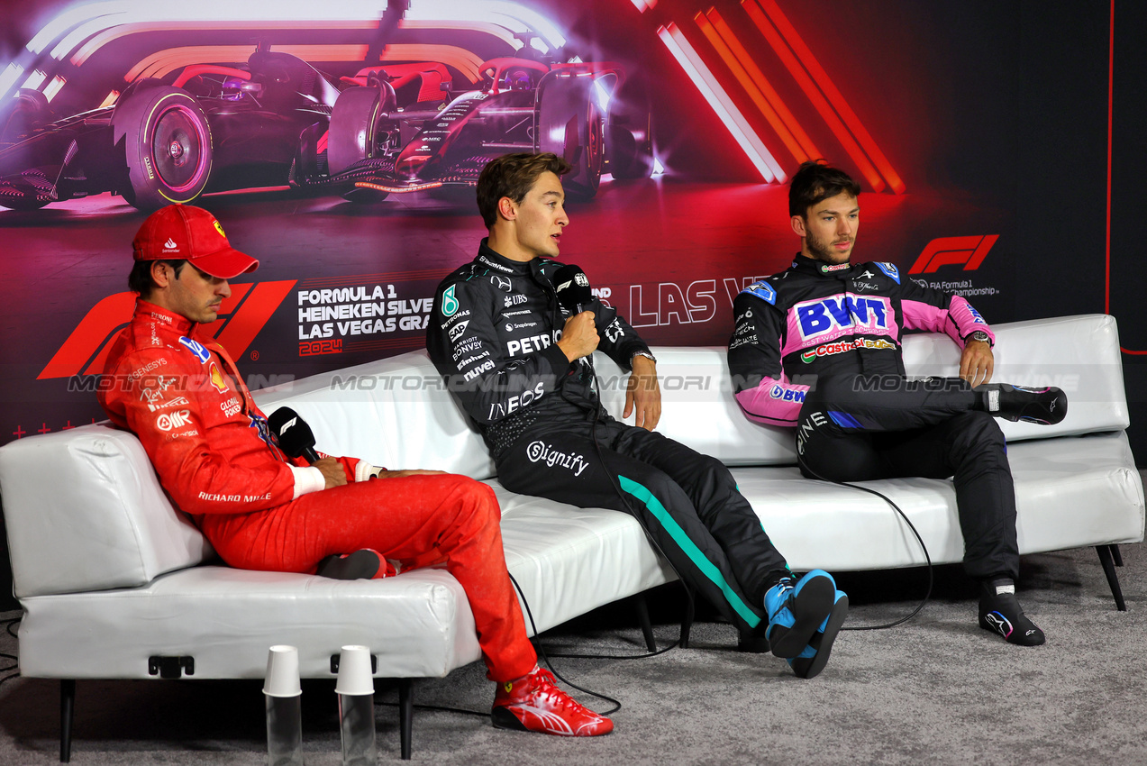 GP LAS VEGAS, (L to R): Carlos Sainz Jr (ESP) Ferrari; George Russell (GBR) Mercedes AMG F1; e Pierre Gasly (FRA) Alpine F1 Team in the post qualifying FIA Press Conference.

22.11.2024. Formula 1 World Championship, Rd 22, Las Vegas Grand Prix, Las Vegas, Nevada, USA, Qualifiche Day.

- www.xpbimages.com, EMail: requests@xpbimages.com © Copyright: Batchelor / XPB Images