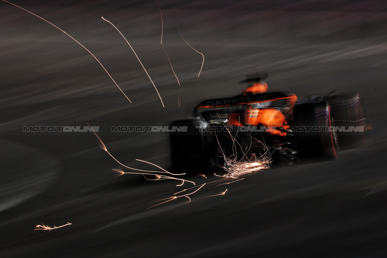 GP LAS VEGAS, Oscar Piastri (AUS) McLaren MCL38 sends sparks flying.

22.11.2024. Formula 1 World Championship, Rd 22, Las Vegas Grand Prix, Las Vegas, Nevada, USA, Qualifiche Day.

- www.xpbimages.com, EMail: requests@xpbimages.com © Copyright: Moy / XPB Images