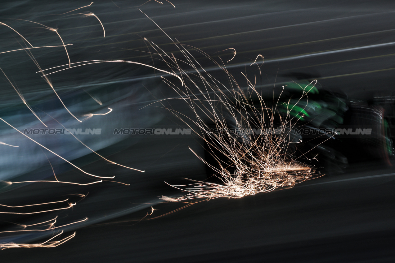 GP LAS VEGAS, Valtteri Bottas (FIN) Sauber C44 sends sparks flying.

22.11.2024. Formula 1 World Championship, Rd 22, Las Vegas Grand Prix, Las Vegas, Nevada, USA, Qualifiche Day.

- www.xpbimages.com, EMail: requests@xpbimages.com © Copyright: Moy / XPB Images