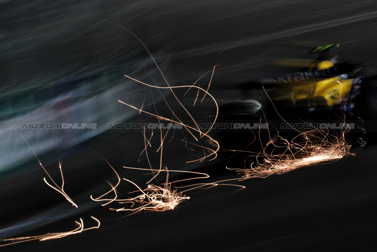 GP LAS VEGAS, Franco Colapinto (ARG) Williams Racing FW46 sends sparks flying.

22.11.2024. Formula 1 World Championship, Rd 22, Las Vegas Grand Prix, Las Vegas, Nevada, USA, Qualifiche Day.

- www.xpbimages.com, EMail: requests@xpbimages.com © Copyright: Moy / XPB Images