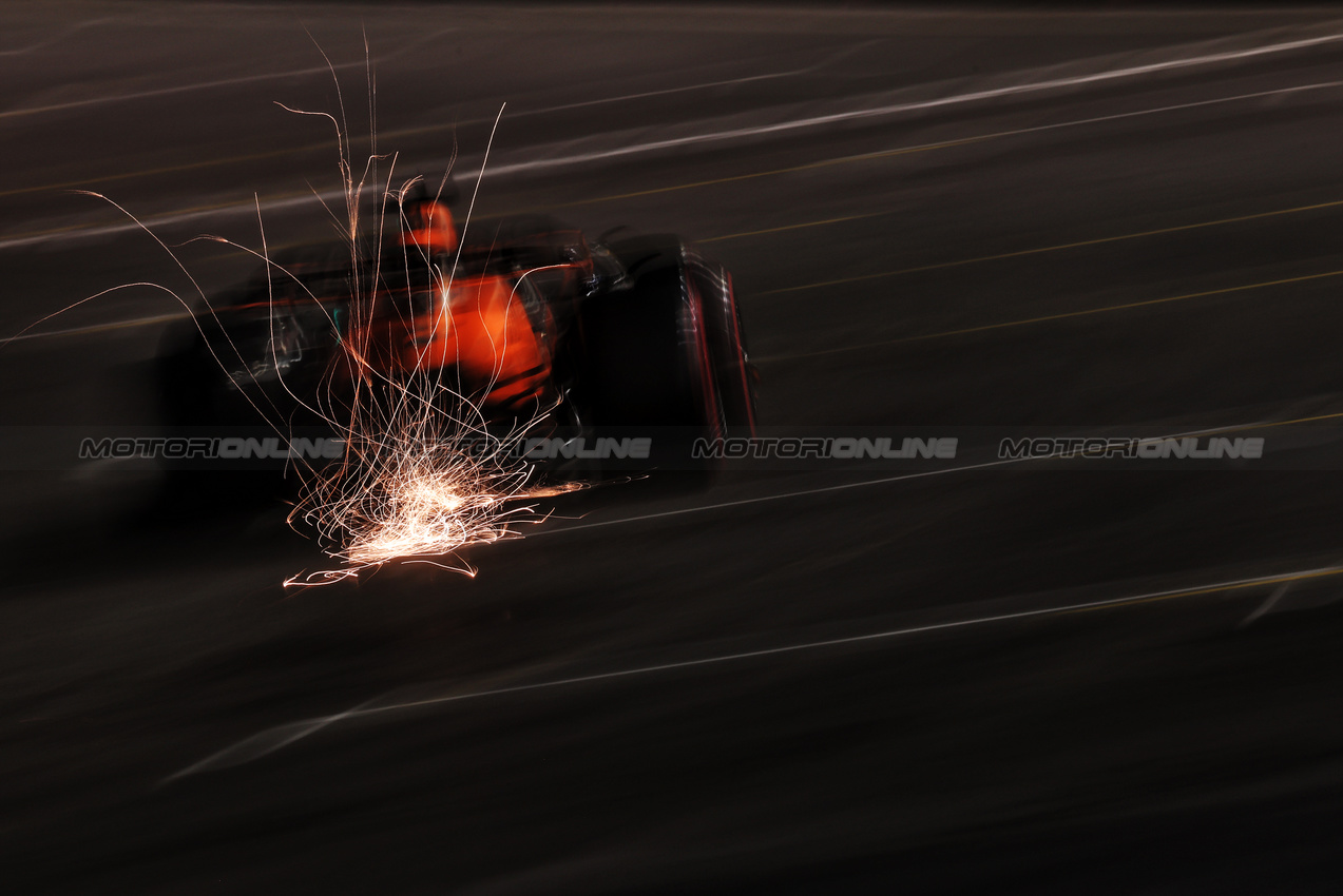 GP LAS VEGAS, Oscar Piastri (AUS) McLaren MCL38 sends sparks flying.

22.11.2024. Formula 1 World Championship, Rd 22, Las Vegas Grand Prix, Las Vegas, Nevada, USA, Qualifiche Day.

- www.xpbimages.com, EMail: requests@xpbimages.com © Copyright: Moy / XPB Images