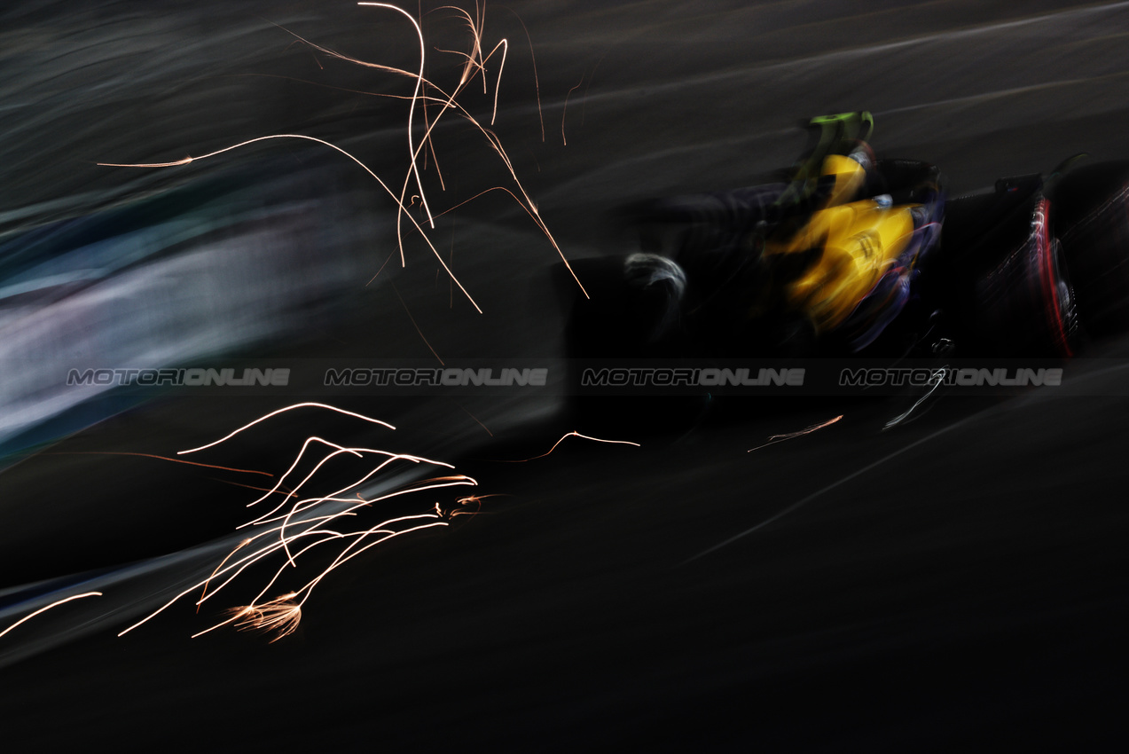 GP LAS VEGAS, Franco Colapinto (ARG) Williams Racing FW46 sends sparks flying.

22.11.2024. Formula 1 World Championship, Rd 22, Las Vegas Grand Prix, Las Vegas, Nevada, USA, Qualifiche Day.

- www.xpbimages.com, EMail: requests@xpbimages.com © Copyright: Moy / XPB Images