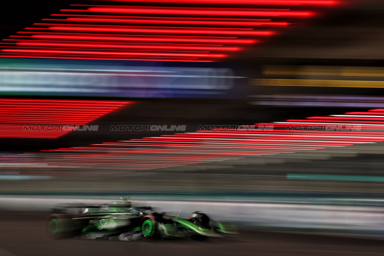 GP LAS VEGAS, Zhou Guanyu (CHN) Sauber C44.

22.11.2024. Formula 1 World Championship, Rd 22, Las Vegas Grand Prix, Las Vegas, Nevada, USA, Qualifiche Day.

- www.xpbimages.com, EMail: requests@xpbimages.com © Copyright: Moy / XPB Images