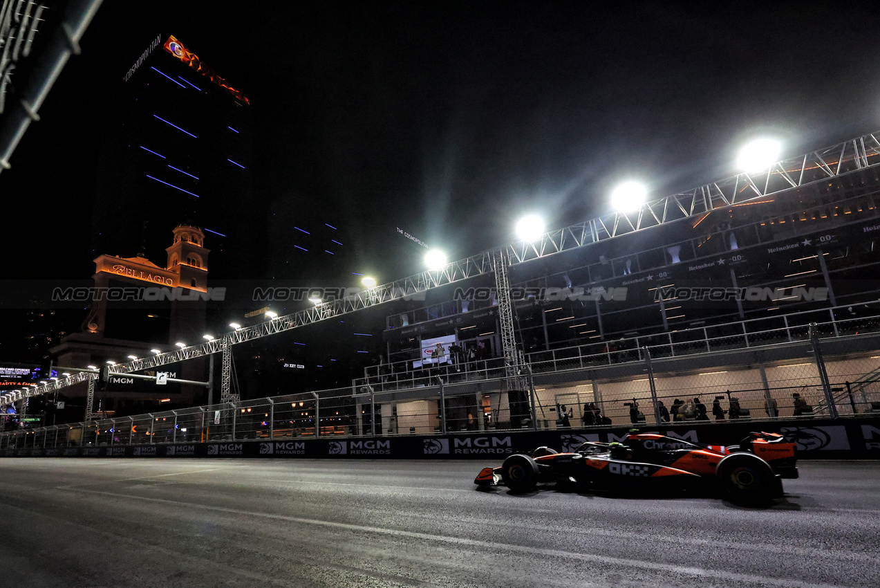 GP LAS VEGAS, Lando Norris (GBR) McLaren MCL38.

22.11.2024. Formula 1 World Championship, Rd 22, Las Vegas Grand Prix, Las Vegas, Nevada, USA, Qualifiche Day.

- www.xpbimages.com, EMail: requests@xpbimages.com © Copyright: Charniaux / XPB Images