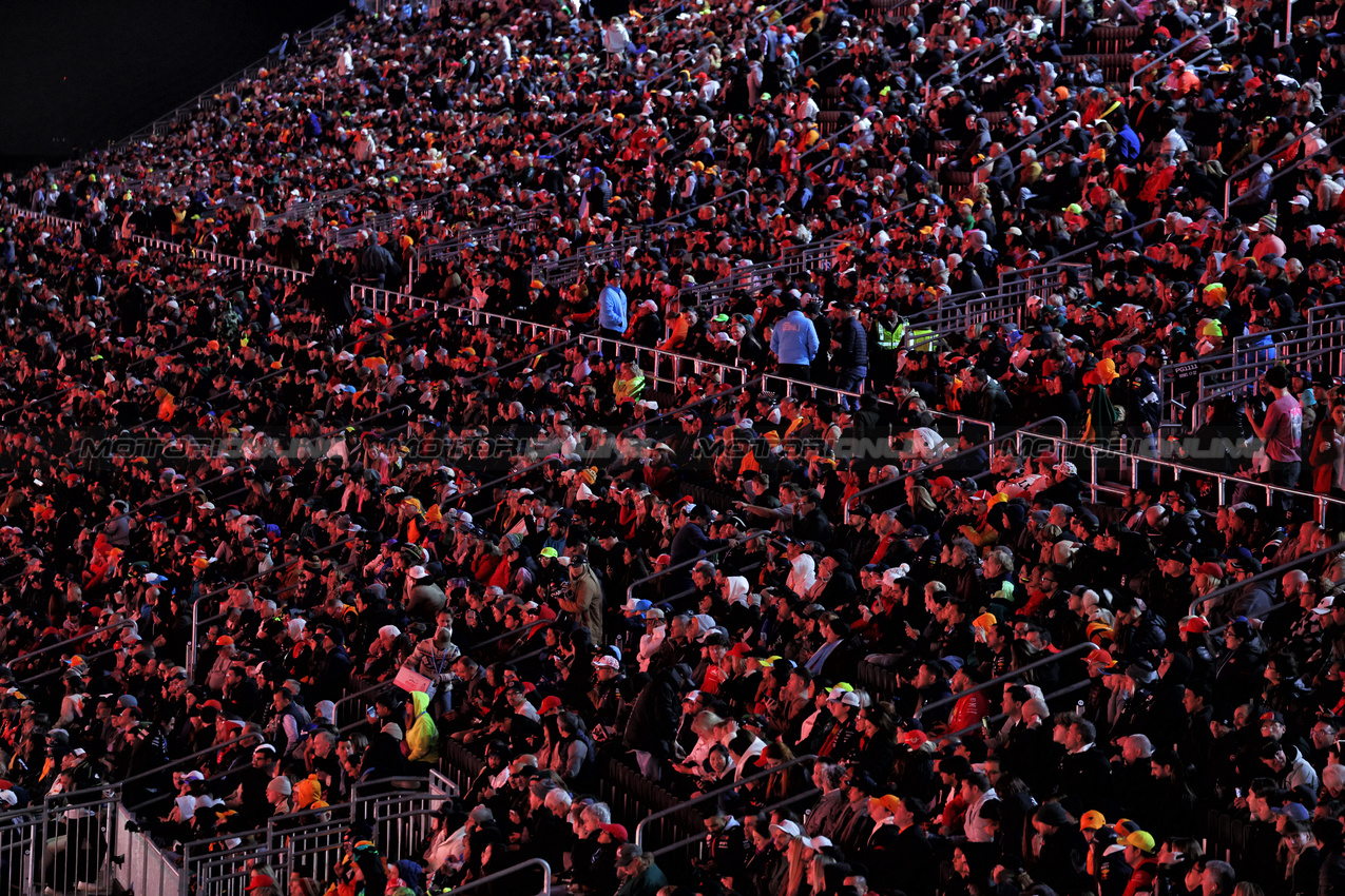 GP LAS VEGAS, Circuit Atmosfera - fans in the grandstand.

22.11.2024. Formula 1 World Championship, Rd 22, Las Vegas Grand Prix, Las Vegas, Nevada, USA, Qualifiche Day.

- www.xpbimages.com, EMail: requests@xpbimages.com © Copyright: Moy / XPB Images