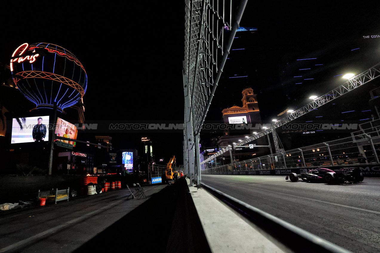 GP LAS VEGAS, Esteban Ocon (FRA) Alpine F1 Team A524.

22.11.2024. Formula 1 World Championship, Rd 22, Las Vegas Grand Prix, Las Vegas, Nevada, USA, Qualifiche Day.

- www.xpbimages.com, EMail: requests@xpbimages.com © Copyright: Charniaux / XPB Images