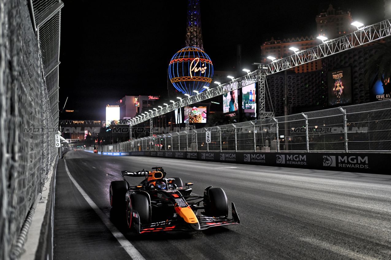 GP LAS VEGAS, Max Verstappen (NLD) Red Bull Racing RB20.

22.11.2024. Formula 1 World Championship, Rd 22, Las Vegas Grand Prix, Las Vegas, Nevada, USA, Qualifiche Day.

- www.xpbimages.com, EMail: requests@xpbimages.com © Copyright: Price / XPB Images