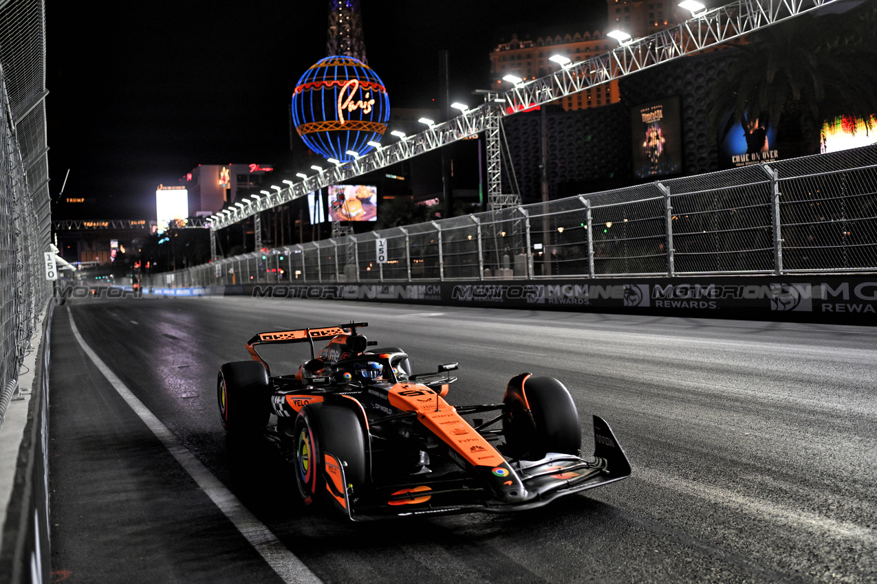 GP LAS VEGAS, Oscar Piastri (AUS) McLaren MCL38.

22.11.2024. Formula 1 World Championship, Rd 22, Las Vegas Grand Prix, Las Vegas, Nevada, USA, Qualifiche Day.

- www.xpbimages.com, EMail: requests@xpbimages.com © Copyright: Price / XPB Images