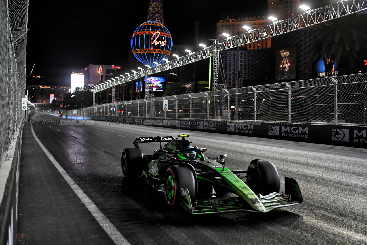 GP LAS VEGAS, Zhou Guanyu (CHN) Sauber C44.

22.11.2024. Formula 1 World Championship, Rd 22, Las Vegas Grand Prix, Las Vegas, Nevada, USA, Qualifiche Day.

- www.xpbimages.com, EMail: requests@xpbimages.com © Copyright: Price / XPB Images